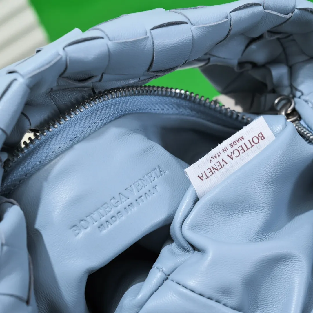 Batch 1120 small size haze blue 🔻BV Bottega Veneta's new early spring women's MINI JODIE handbag BV bag 🔥The new method is to round the corners on the original basis and knot the round hobo bag with classic woven leather. The most iconic triangular pull-out design, using sheepskin draped soft shape, is super suitable for concave shapes~ Jodie feels really gentle to people, and is definitely the best item for daily matching. It has the same weave, new elements and twists, is compact and versatile, and is the new favorite of street style Internet celebrities! Dimensions: 23x28x8 Model: 6699-1